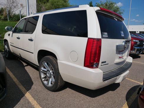 Used 2011 Cadillac Escalade ESV Platinum AWD/4WD image 5