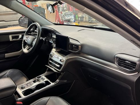 Used 2022 Ford Explorer XLT w/ Equipment Group 202A image 28