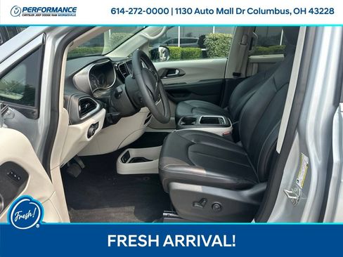 Used 2024 Chrysler Pacifica Touring-L AWD/4WD image 12
