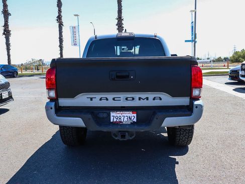 Used 2018 Toyota Tacoma TRD Sport w/ Technology Package RWD image 11