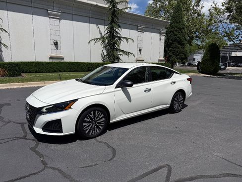 Used 2025 Nissan Altima 2.5 SV FWD image 2