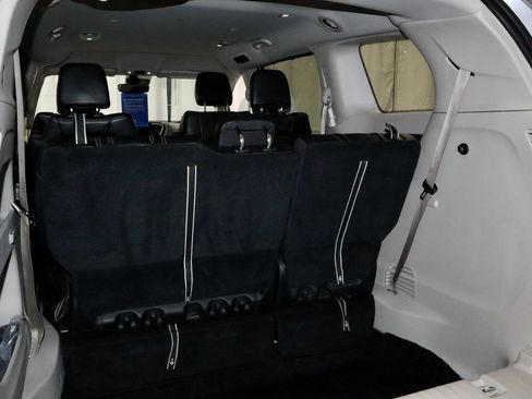 Used 2024 Chrysler Pacifica Touring-L image 15