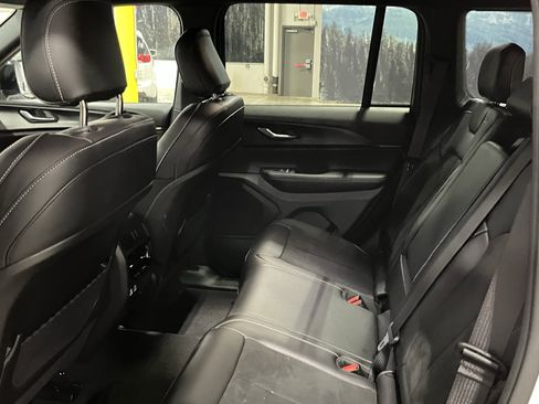 Certified 2025 Jeep Grand Cherokee Altitude image 13