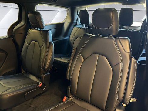 New 2026 Chrysler Pacifica Select image 12
