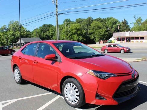 Used 2019 Toyota Corolla LE FWD image 3