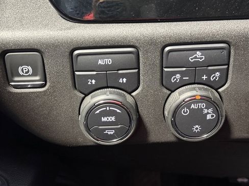 Used 2025 Chevrolet Silverado 1500 LT image 38