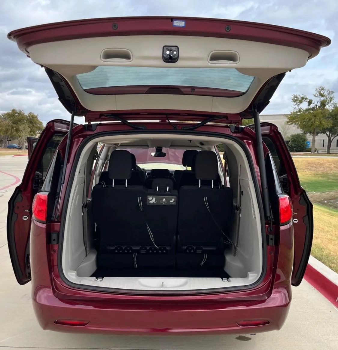 Used 2017 Chrysler Pacifica Touring FWD image 12