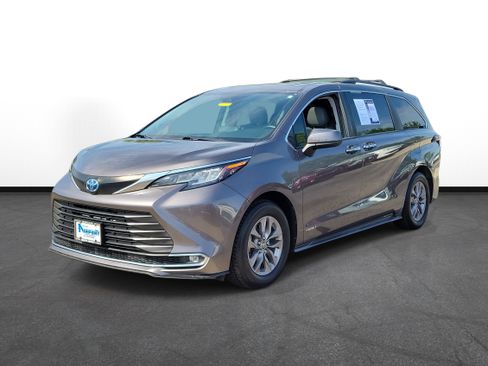 Used 2021 Toyota Sienna XLE w/ XLE Plus Package AWD/4WD image 2