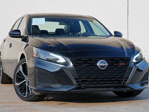 Used 2023 Nissan Altima 2.5 SR FWD image 2