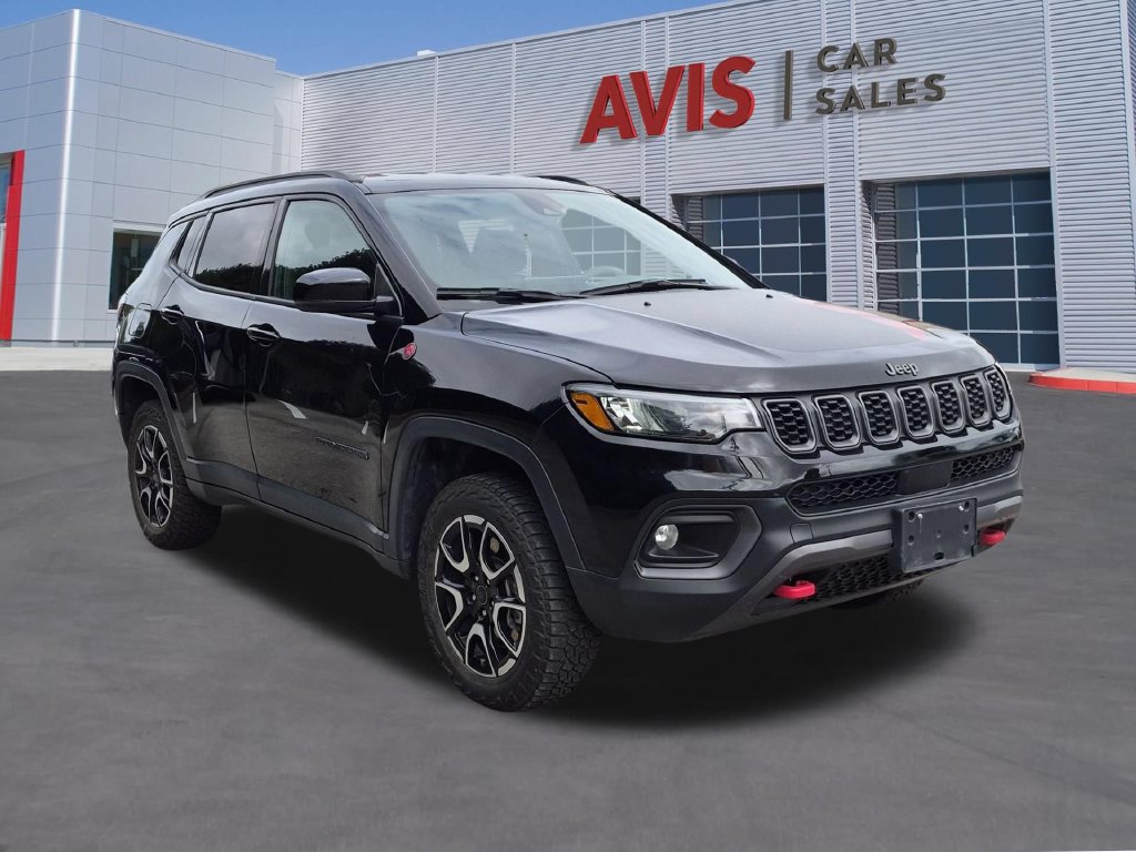 Used 2025 Jeep Compass Trailhawk AWD/4WD image 3