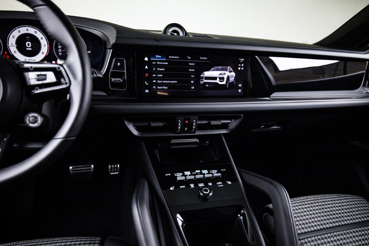 Certified 2026 Porsche Cayenne GTS AWD/4WD image 19