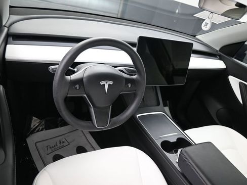 Used 2022 Tesla Model Y Long Range AWD/4WD image 28
