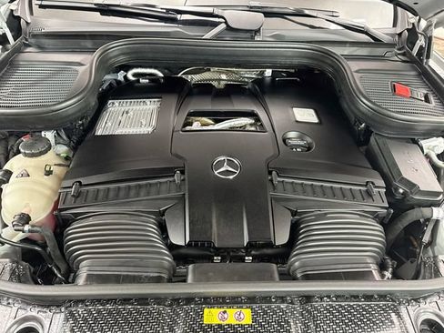 Used 2024 Mercedes-Benz GLS 580 4MATIC image 32