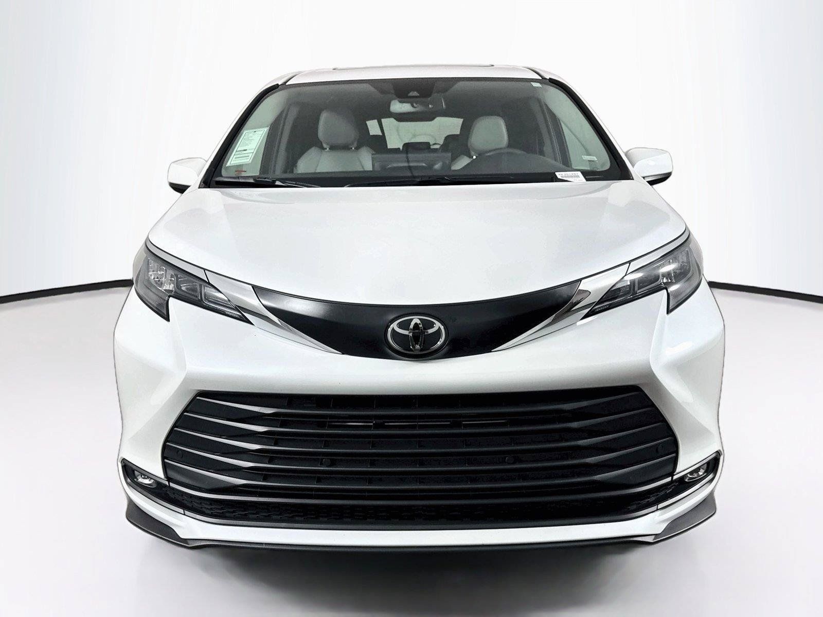 Certified 2026 Toyota Sienna XLE FWD image 9