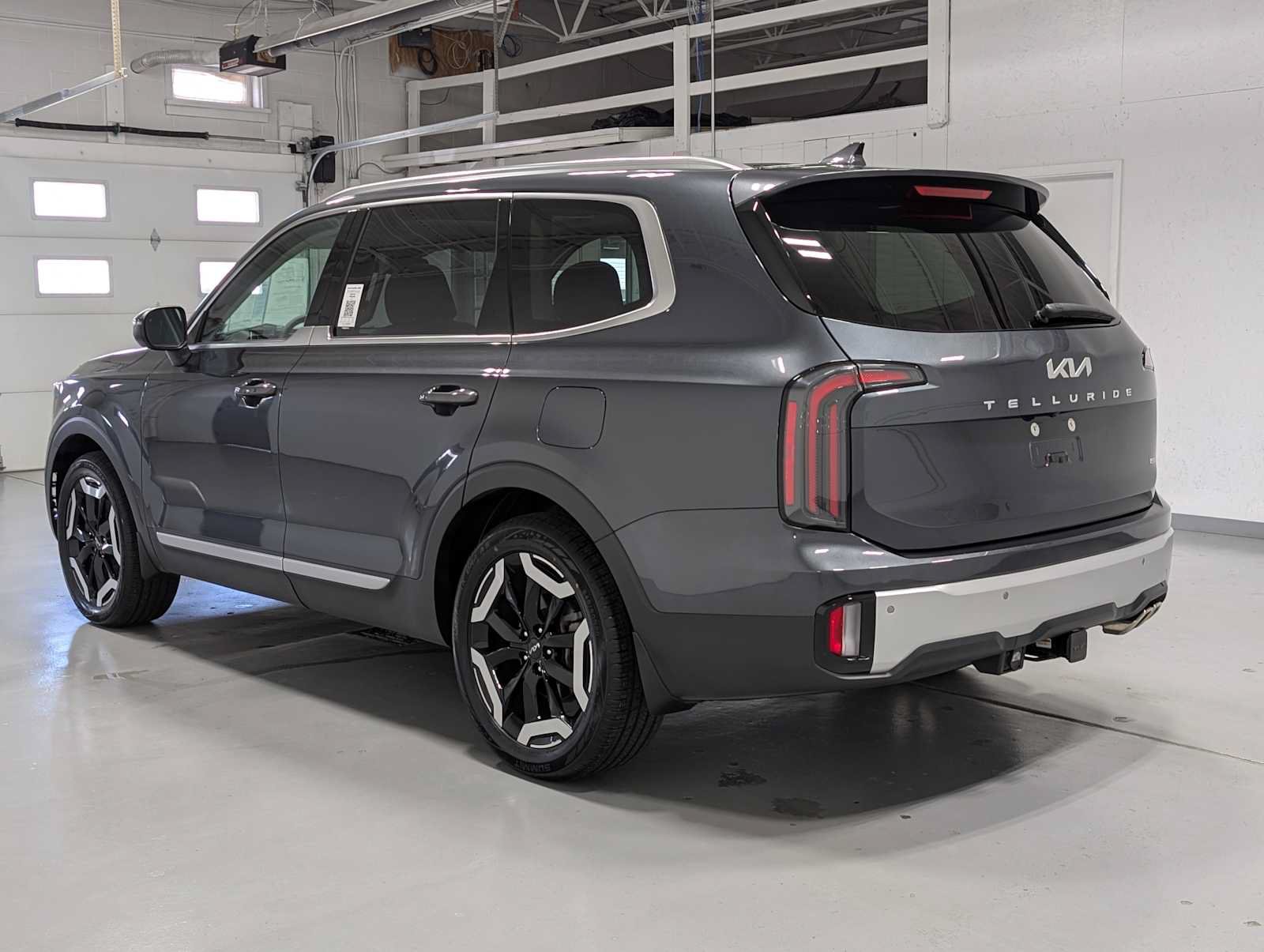 Used 2024 Kia Telluride EX w/ EX Captain's Chair Package AWD/4WD image 10