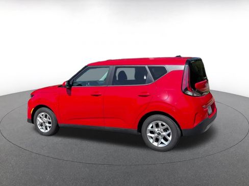 Used 2025 Kia Soul LX w/ LX Technology Package FWD image 9