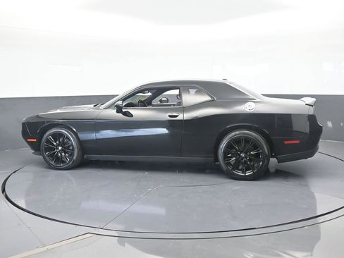 Used 2019 Dodge Challenger SXT image 3