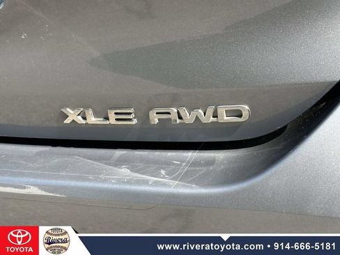 Used 2023 Toyota Highlander XLE AWD/4WD image 13