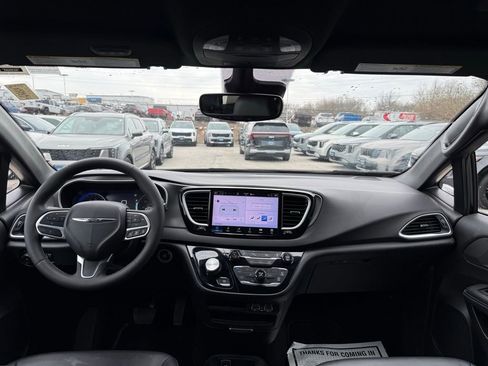 Used 2025 Chrysler Pacifica Select image 23