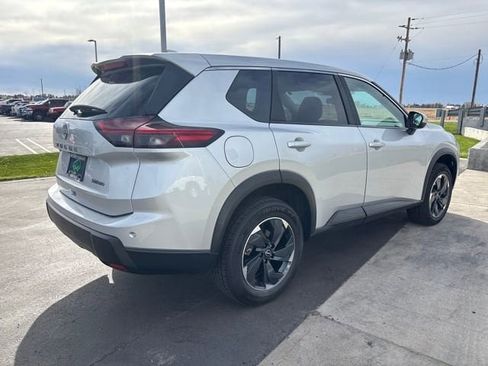 Used 2024 Nissan Rogue SV image 3