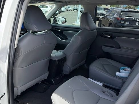 Used 2023 Toyota Highlander XLE AWD/4WD image 7