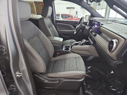 Used 2024 Chevrolet Colorado ZR2 w/ Technology Package AWD/4WD image 9