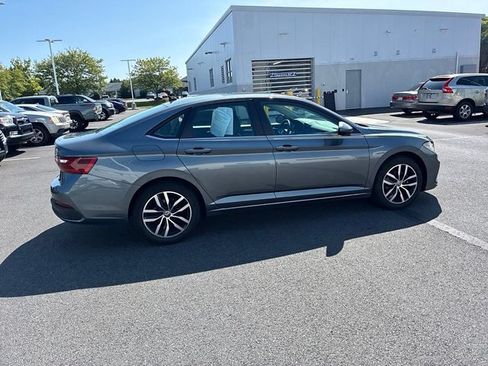Used 2025 Volkswagen Jetta SE FWD image 7