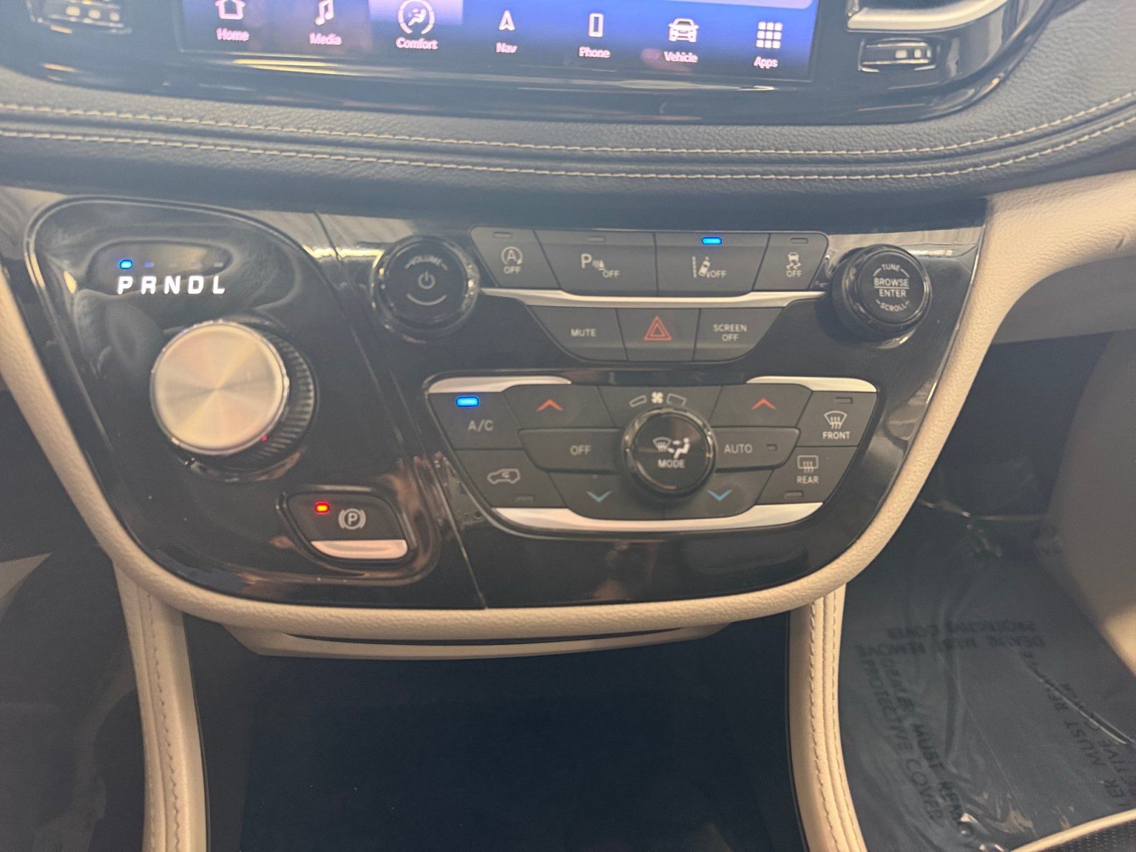 Used 2023 Chrysler Pacifica Limited FWD image 31