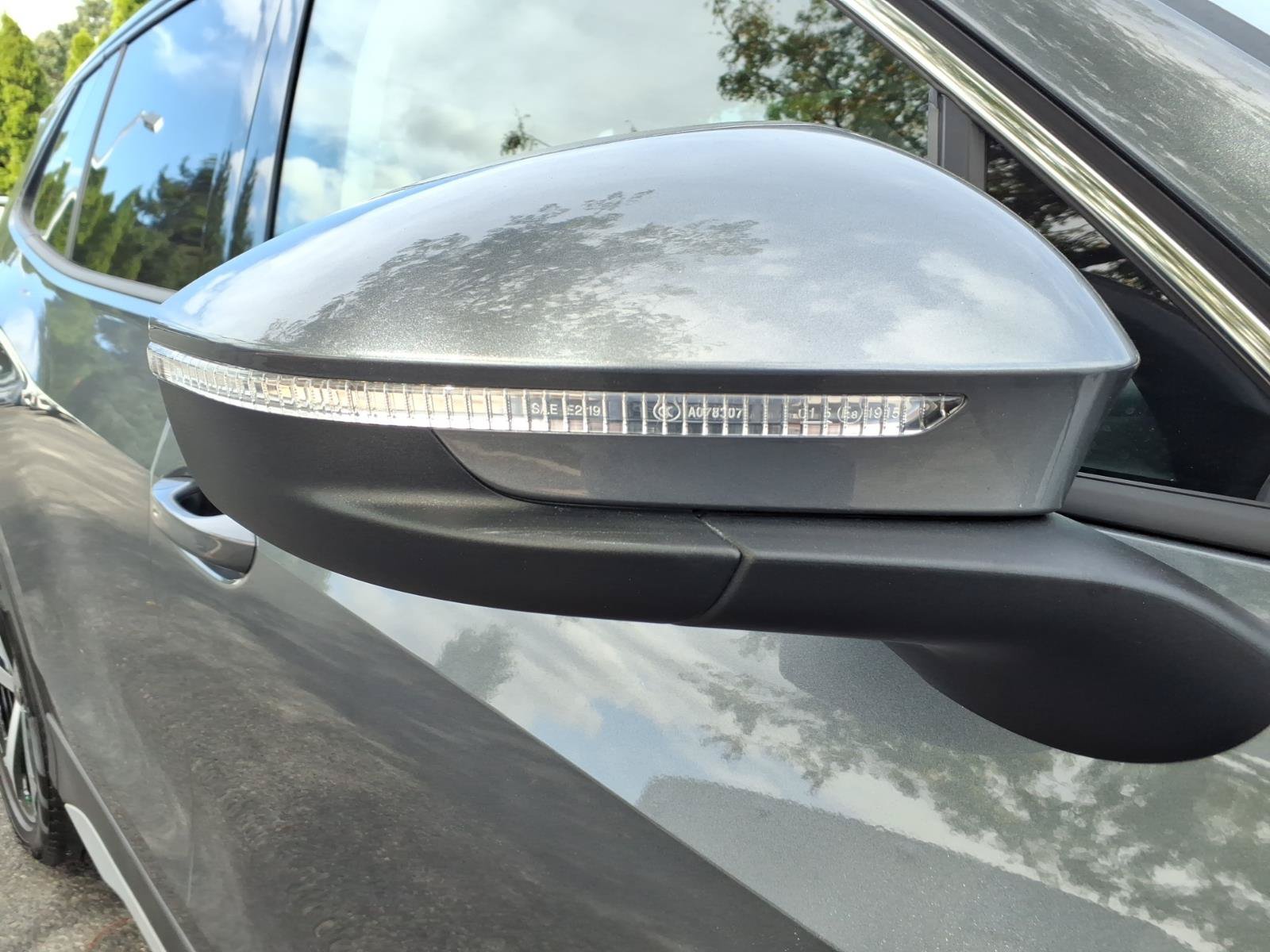 Used 2025 Volkswagen Tiguan SE AWD/4WD image 8