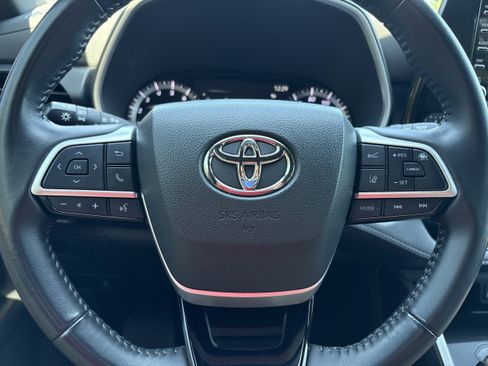 Used 2022 Toyota Highlander XSE AWD/4WD image 11