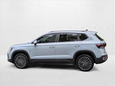 New 2025 Volkswagen Taos SE FWD image 5