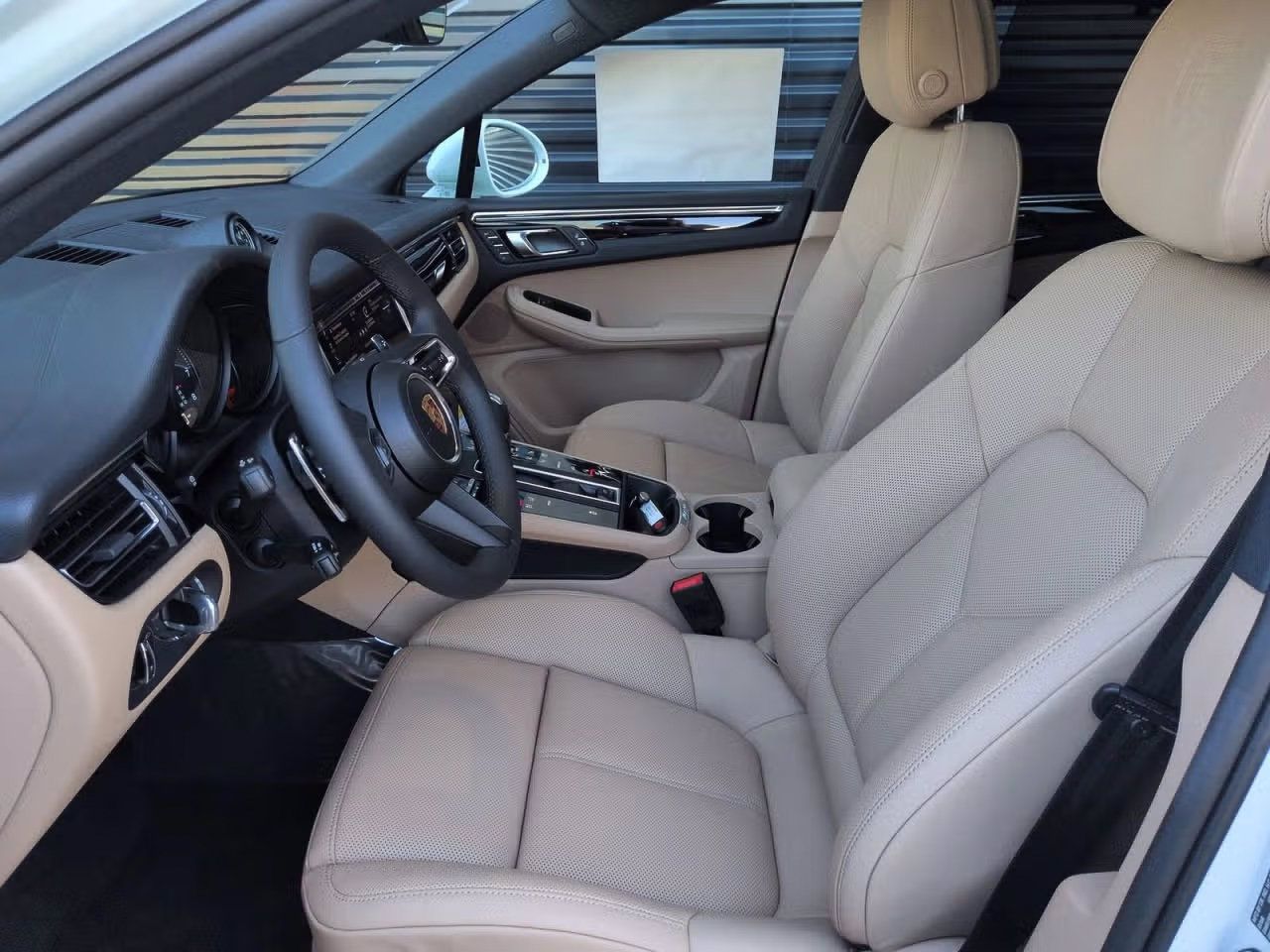 Certified 2026 Porsche Macan AWD/4WD image 5