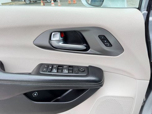 Used 2022 Chrysler Pacifica Touring-L FWD image 17