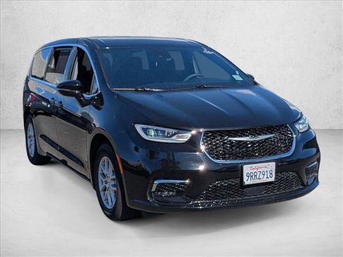 Used 2025 Chrysler Pacifica Select image 3