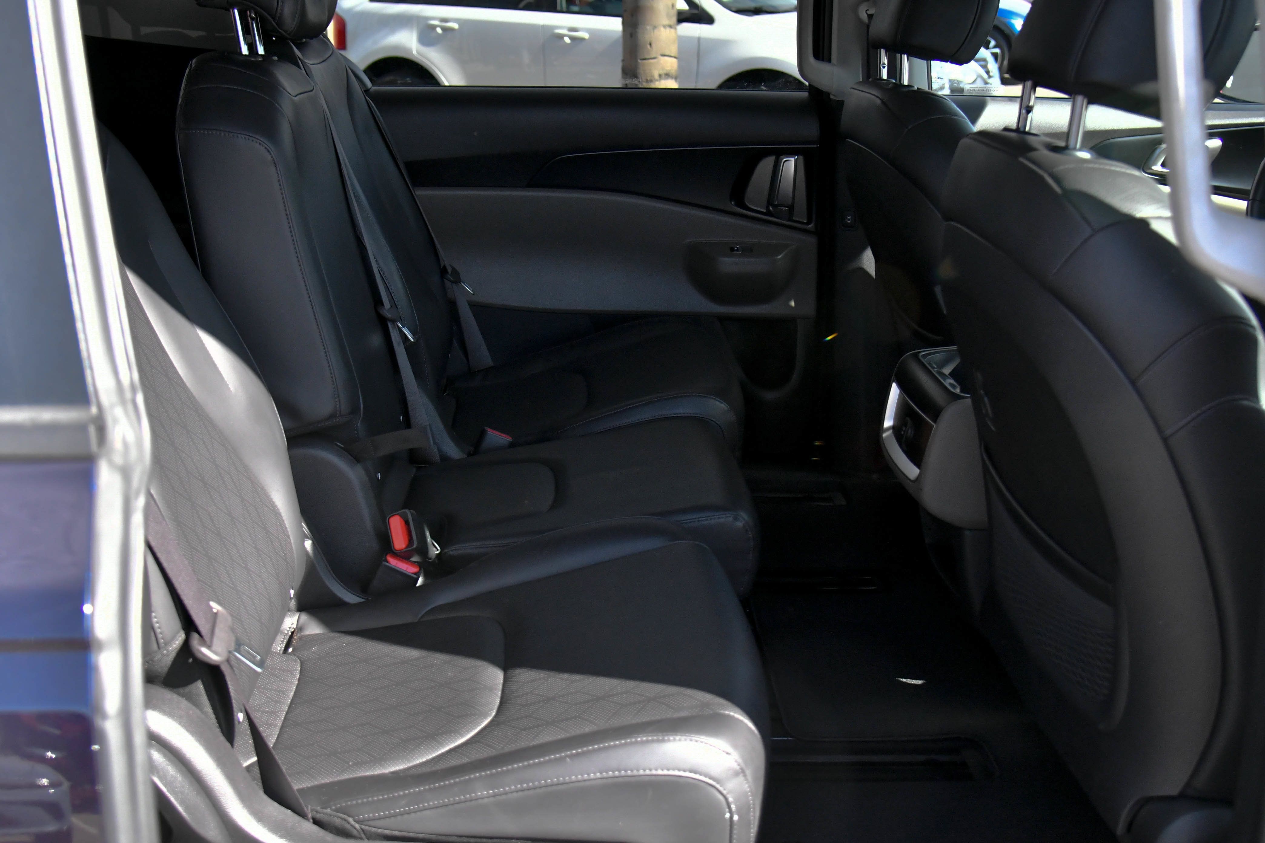 Used 2025 Kia Carnival FWD image 47