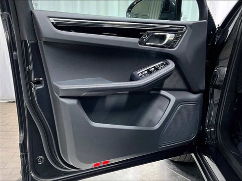 Used 2025 Porsche Macan image 25