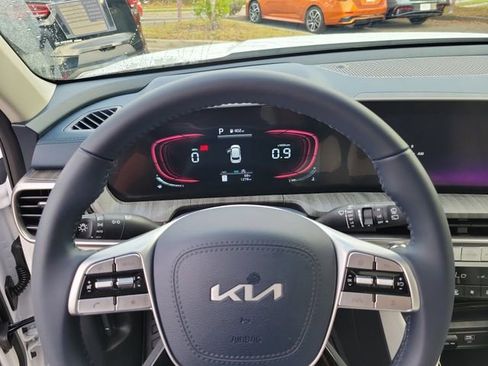 Used 2025 Kia Telluride EX image 17