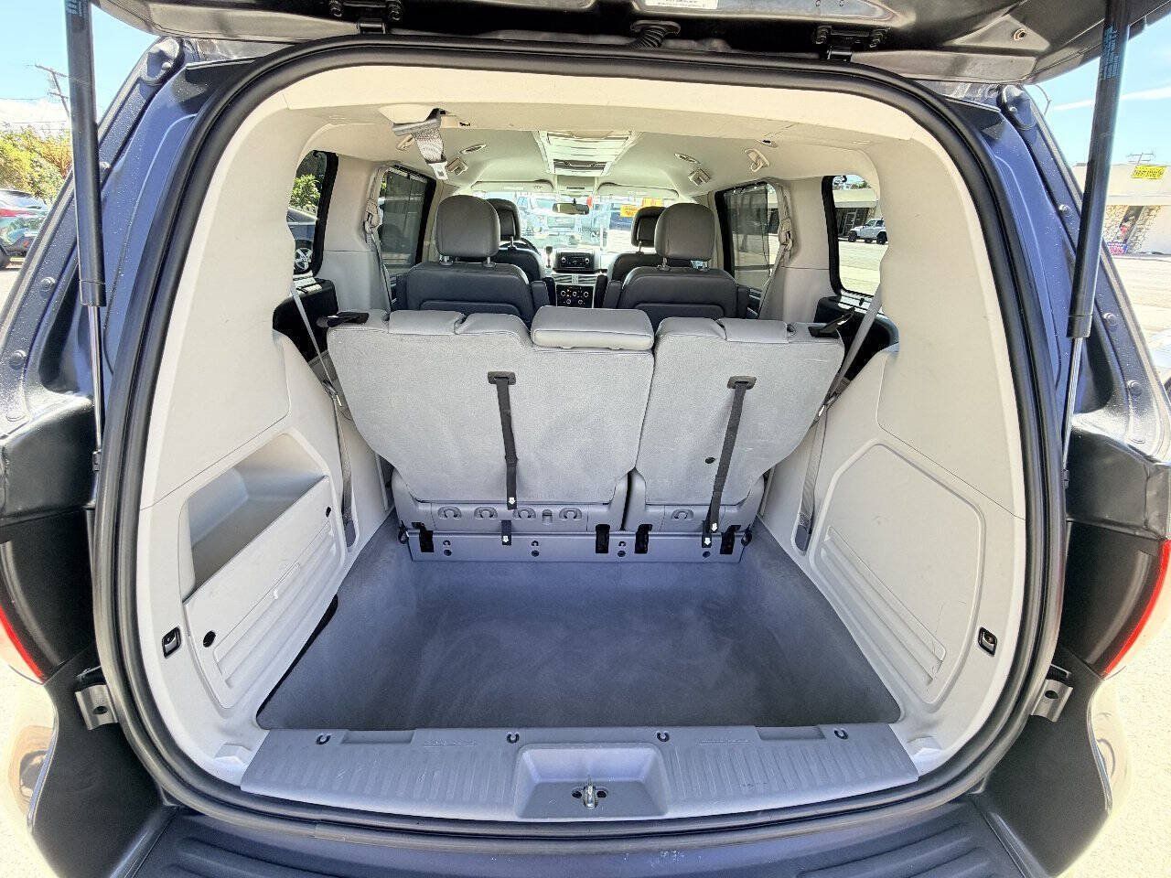 Used 2011 Volkswagen Routan SE FWD image 17