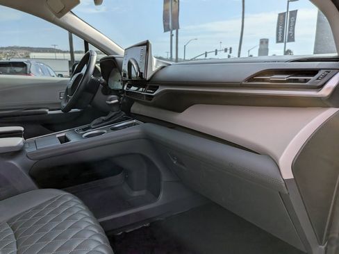 Used 2023 Toyota Sienna XLE image 21