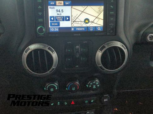 Used 2015 Jeep Wrangler Unlimited Rubicon w/ Connectivity Group AWD/4WD image 31