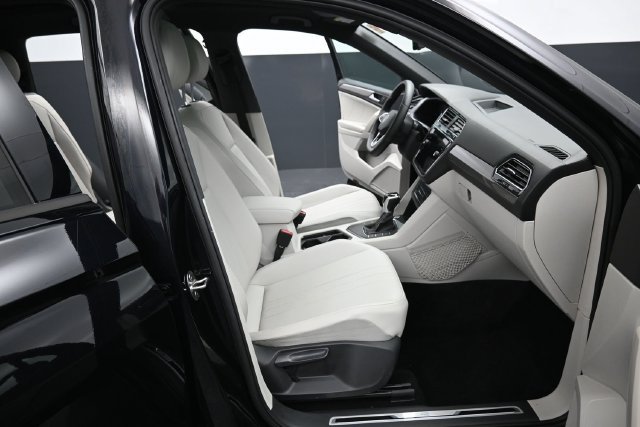 Used 2022 Volkswagen Tiguan SE R-Line FWD image 33