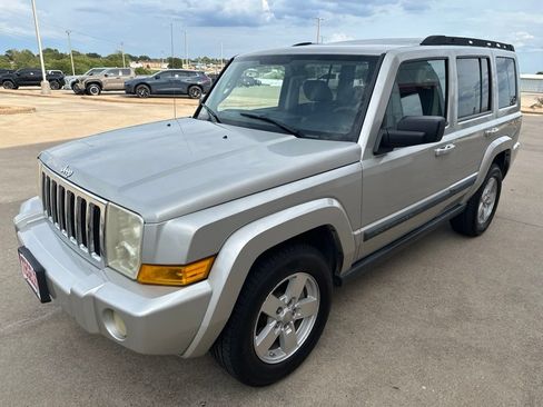 Used 2008 Jeep Commander Sport RWD image 3