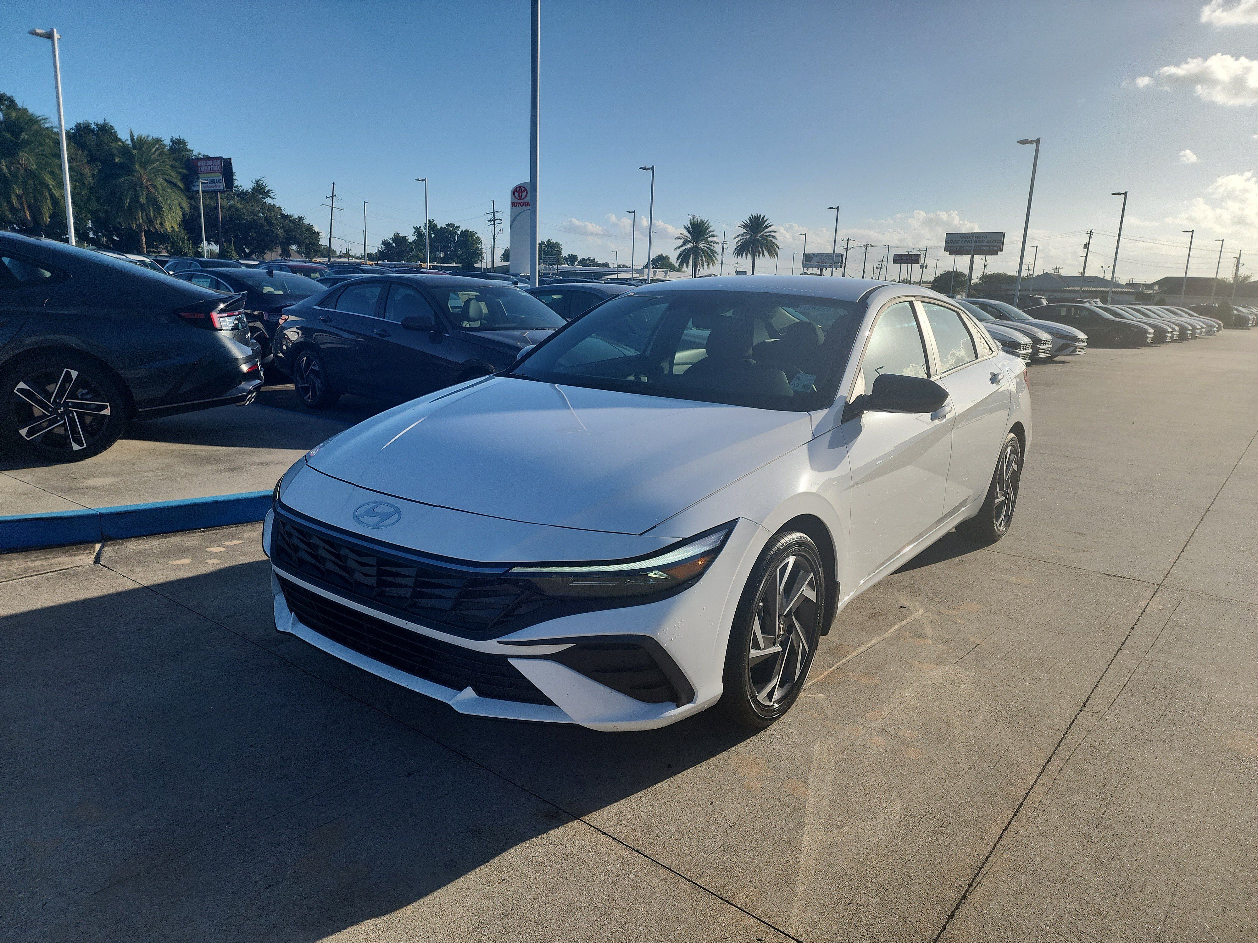 Used 2025 Hyundai Elantra SEL FWD image 3