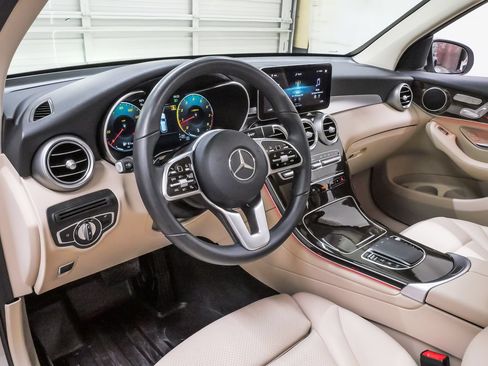 Used 2021 Mercedes-Benz GLC 300 image 2