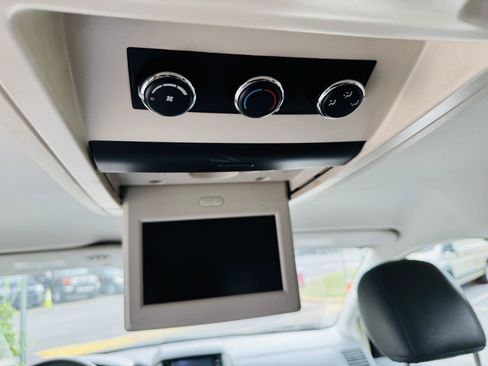 Used 2008 Chrysler Town & Country Touring FWD image 34