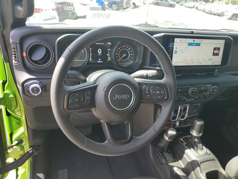 Used 2025 Jeep Gladiator Mojave w/ Safety Group AWD/4WD image 15