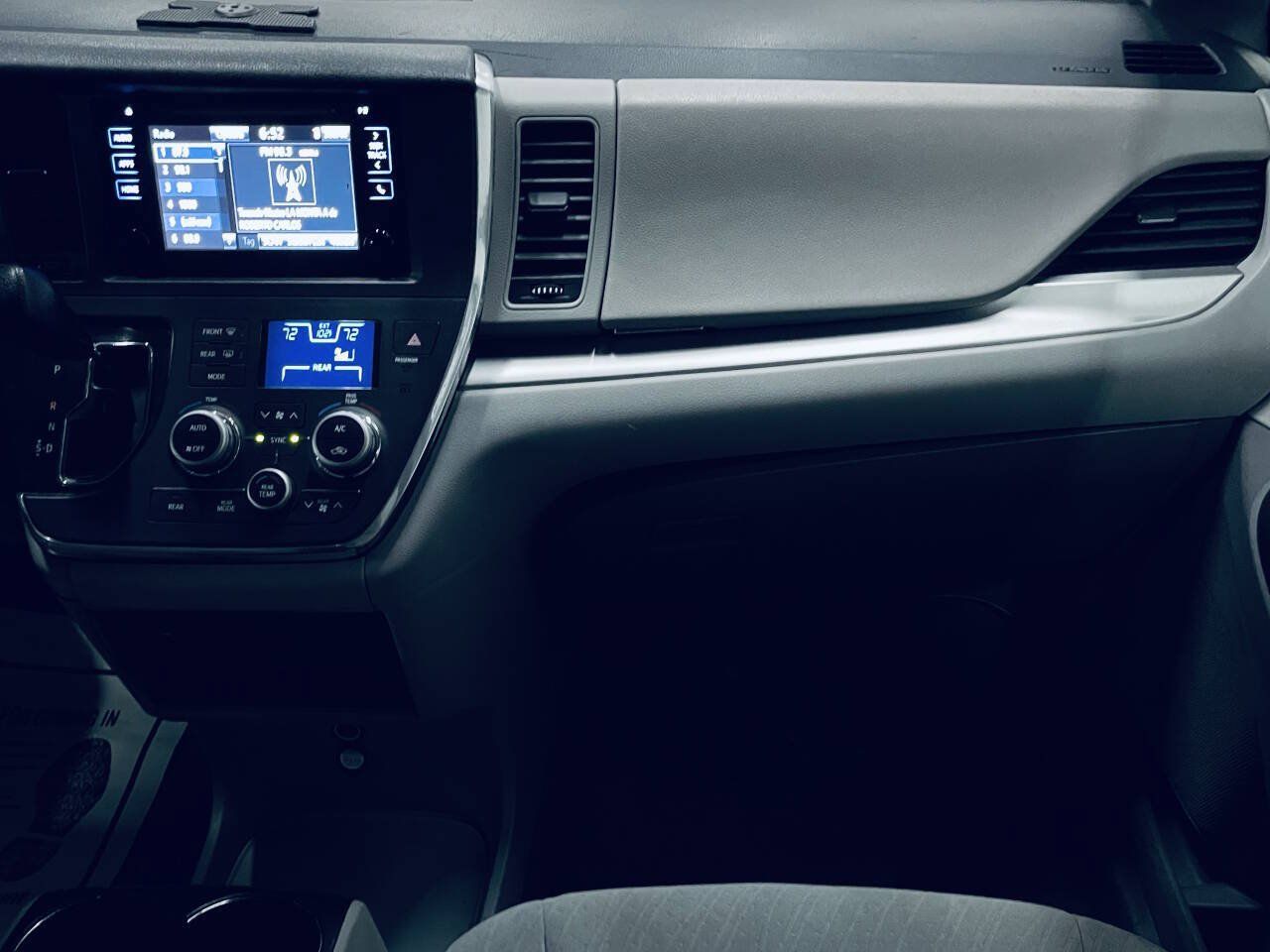 Used 2017 Toyota Sienna LE FWD image 23
