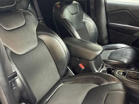 Used 2019 Jeep Cherokee Latitude Plus FWD image 28