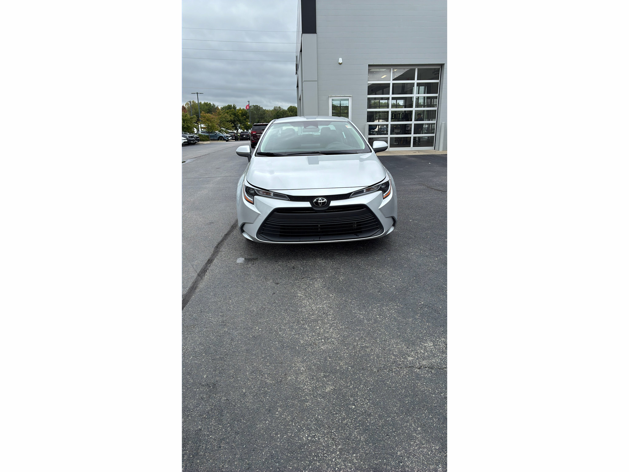 Used 2025 Toyota Corolla LE FWD image 2