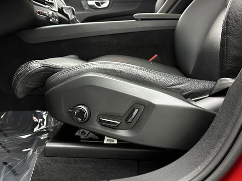 Used 2019 Volvo XC60 T6 Momentum w/ Premium Package image 13